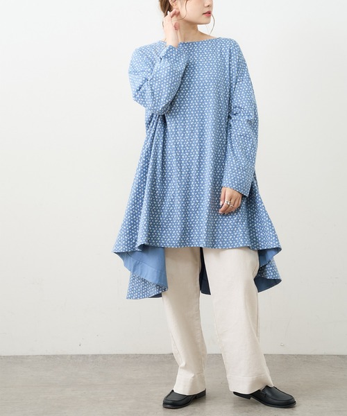 PUAL CE CIN（ピュアルセシン）の「小花プリント抜染プリントチュニック（Tシャツ/カットソー・レディース・チャコール/ブラウン/ベージュ/ブルー・FREE）」の4枚目の写真