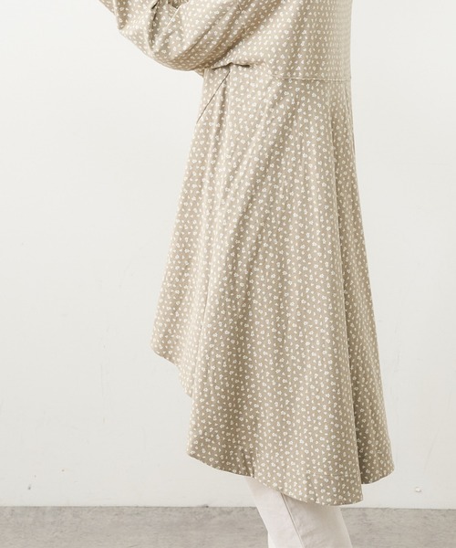 PUAL CE CIN（ピュアルセシン）の「小花プリント抜染プリントチュニック（Tシャツ/カットソー・レディース・チャコール/ブラウン/ベージュ/ブルー・FREE）」の5枚目の写真