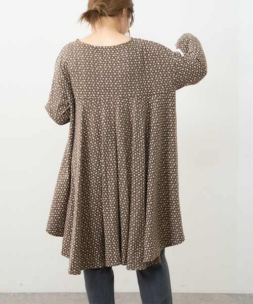 PUAL CE CIN（ピュアルセシン）の「小花プリント抜染プリントチュニック（Tシャツ/カットソー・レディース・チャコール/ブラウン/ベージュ/ブルー・FREE）」の12枚目の写真