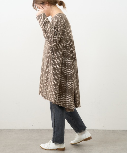 PUAL CE CIN（ピュアルセシン）の「小花プリント抜染プリントチュニック（Tシャツ/カットソー・レディース・チャコール/ブラウン/ベージュ/ブルー・FREE）」の13枚目の写真