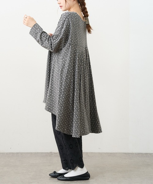 PUAL CE CIN（ピュアルセシン）の「小花プリント抜染プリントチュニック（Tシャツ/カットソー・レディース・チャコール/ブラウン/ベージュ/ブルー・FREE）」の17枚目の写真