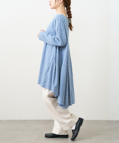 PUAL CE CIN（ピュアルセシン）の「小花プリント抜染プリントチュニック（Tシャツ/カットソー・レディース・チャコール/ブラウン/ベージュ/ブルー・FREE）」の9枚目の写真