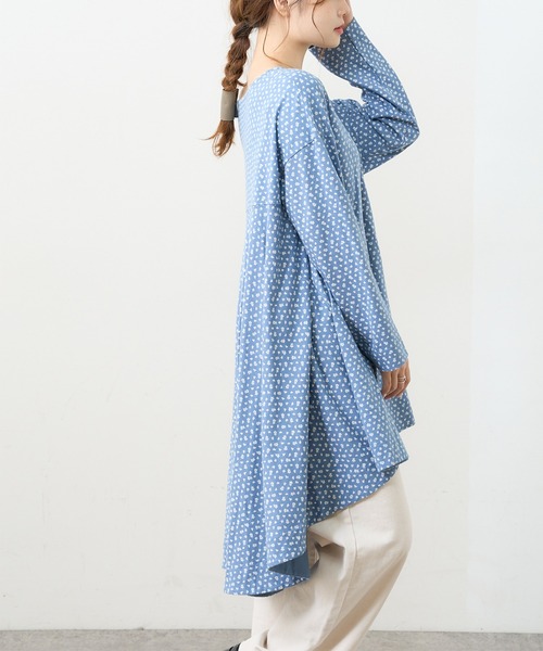 PUAL CE CIN（ピュアルセシン）の「小花プリント抜染プリントチュニック（Tシャツ/カットソー・レディース・チャコール/ブラウン/ベージュ/ブルー・FREE）」の7枚目の写真