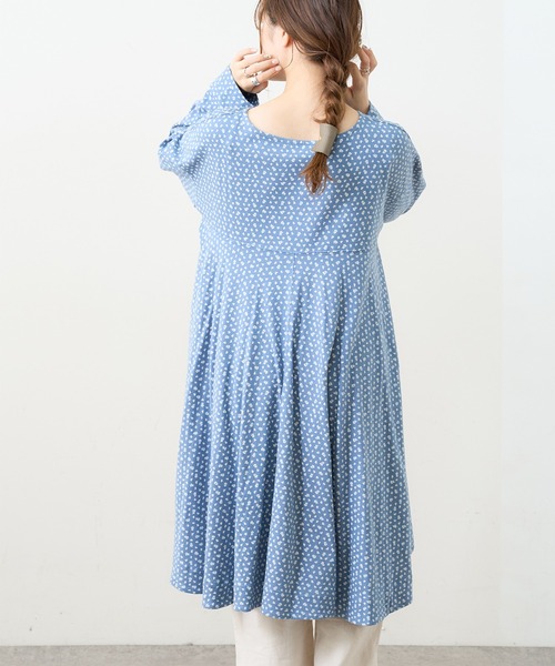 PUAL CE CIN（ピュアルセシン）の「小花プリント抜染プリントチュニック（Tシャツ/カットソー・レディース・チャコール/ブラウン/ベージュ/ブルー・FREE）」の8枚目の写真