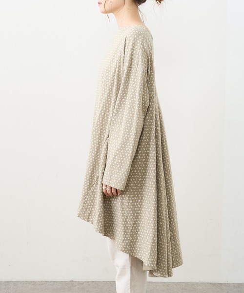 PUAL CE CIN（ピュアルセシン）の「小花プリント抜染プリントチュニック（Tシャツ/カットソー・レディース・チャコール/ブラウン/ベージュ/ブルー・FREE）」の19枚目の写真