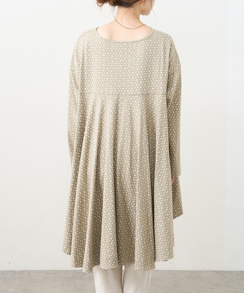 PUAL CE CIN（ピュアルセシン）の「小花プリント抜染プリントチュニック（Tシャツ/カットソー・レディース・チャコール/ブラウン/ベージュ/ブルー・FREE）」の20枚目の写真