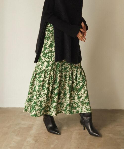 EMMEL REFINES（エメルリファインズ）の「＜EMMEL REFINES（エメル リファインズ）＞EM リーフプリント ギャザースカート（スカート・レディース・ブラック/ケリー・FREE）」の2枚目の写真