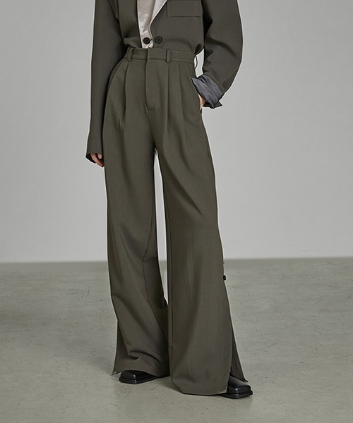 UNSPOKEN(アンスポクン)の「【UNSPOKEN】Double pleats slit design trousers UD21K015(スラックス・レディース・モカ・L/S/M)」の1枚目の写真