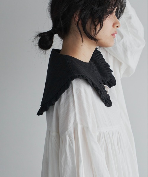 Libra Cue（リブラ キュー）の「”アソート付け襟”　　　　　　　　　　　　　　　　　　　　　　　コーディネートの主役になるボリューム感、トップス、ワンピース、アウターなど様々なアイテムに使用可（付け襟・レディース・ブラック系1/ベージュ/ブラック系2・FREE）」の5枚目の写真