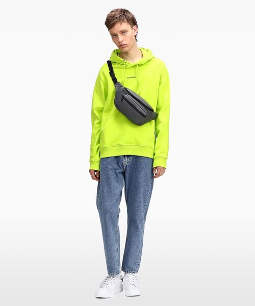 Calvin Klein(カルバン・クライン)の「MICRO PEBBLE ボディバッグ(ボディバッグ/ウエストポーチ・メンズ・ダークグレー・FREE)」の2枚目の写真
