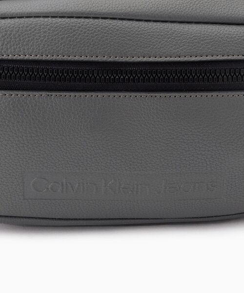 Calvin Klein(カルバン・クライン)の「MICRO PEBBLE ボディバッグ(ボディバッグ/ウエストポーチ・メンズ・ダークグレー・FREE)」の7枚目の写真