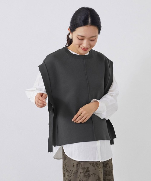 NICOLE white（ニコルホワイト）の「ニットベスト×バンドカラーブラウスＳＥＴ（ベスト・レディース・チャコールグレー/ベージュ/サックスブルー/グリーン・FREE）」の2枚目の写真