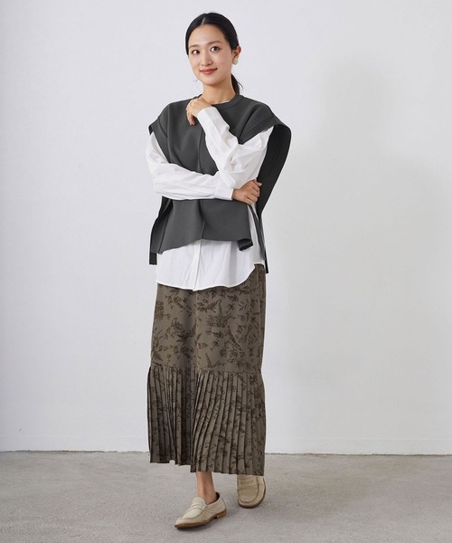 NICOLE white（ニコルホワイト）の「ニットベスト×バンドカラーブラウスＳＥＴ（ベスト・レディース・チャコールグレー/ベージュ/サックスブルー/グリーン・FREE）」の11枚目の写真