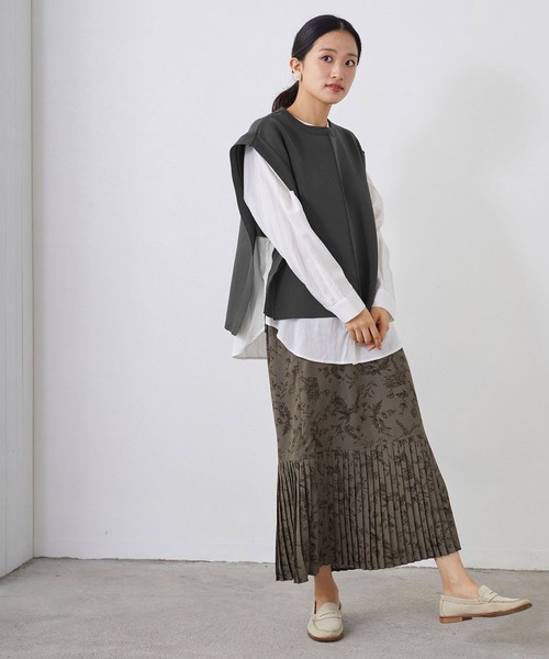 NICOLE white（ニコルホワイト）の「ニットベスト×バンドカラーブラウスＳＥＴ（ベスト・レディース・チャコールグレー/ベージュ/サックスブルー/グリーン・FREE）」の12枚目の写真