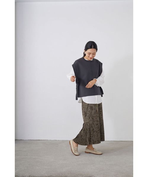 NICOLE white（ニコルホワイト）の「ニットベスト×バンドカラーブラウスＳＥＴ（ベスト・レディース・チャコールグレー/ベージュ/サックスブルー/グリーン・FREE）」の14枚目の写真