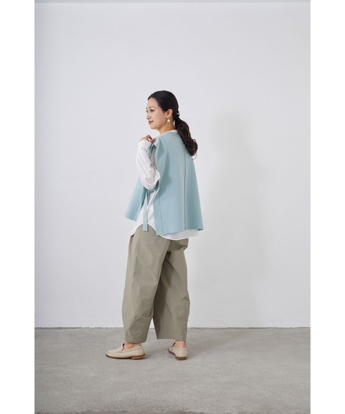 NICOLE white（ニコルホワイト）の「ニットベスト×バンドカラーブラウスＳＥＴ（ベスト・レディース・チャコールグレー/ベージュ/サックスブルー/グリーン・FREE）」の17枚目の写真