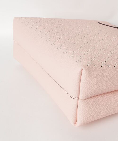 Guess(ゲス)の「AMARA Society Carryall(トートバッグ・レディース・ブラック/ベージュ/パープル/ピンク・ONE SIZE)」の16枚目の写真