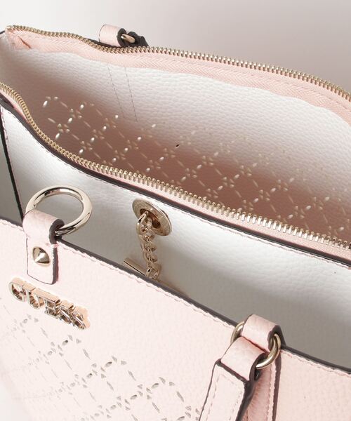 Guess(ゲス)の「AMARA Society Carryall(トートバッグ・レディース・ブラック/ベージュ/パープル/ピンク・ONE SIZE)」の19枚目の写真