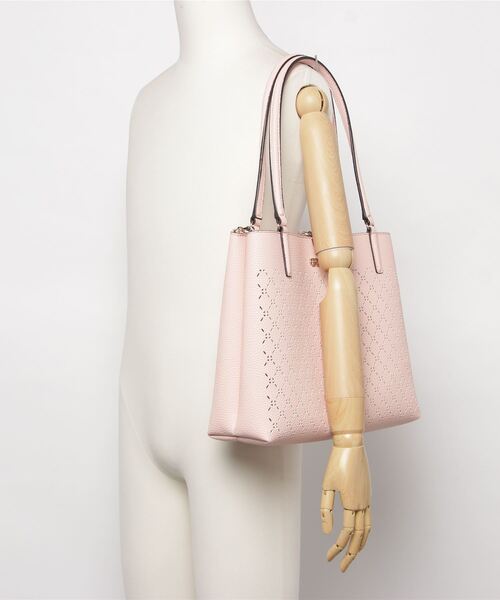 Guess(ゲス)の「AMARA Society Carryall(トートバッグ・レディース・ブラック/ベージュ/パープル/ピンク・ONE SIZE)」の18枚目の写真