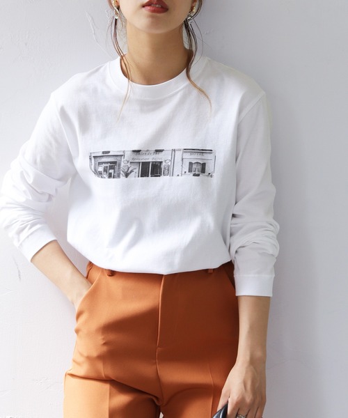 HER CLOSET(ハークローゼット)の「【shemoshelly】WEB限定 5.6オンスオリジナルフォトプリントロゴロンT(Tシャツ/カットソー・レディース・ホワイト/ホワイト系その他・S/M/L)」の2枚目の写真