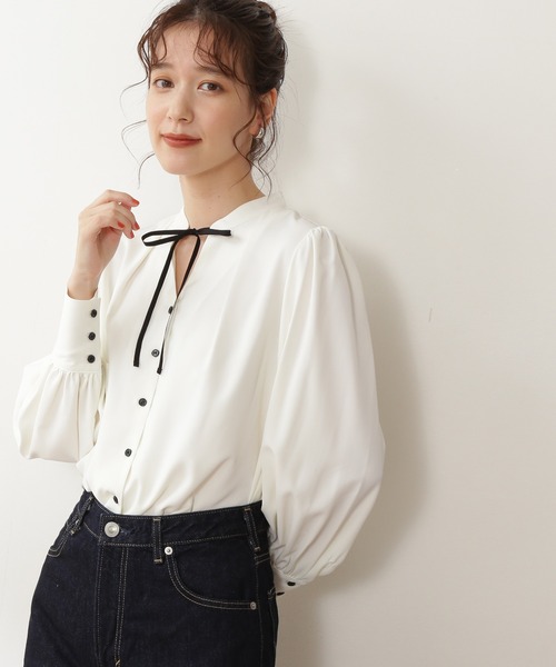 N.（N. Natural Beauty Basic）（エヌエヌナチュラルビューティーベーシック）の「【松井愛莉さん着用】◆リボンとろみブラウス（シャツ/ブラウス・レディース・オフホワイト/ドット/ベージュ/グリーン・MEDIUM）」の2枚目の写真