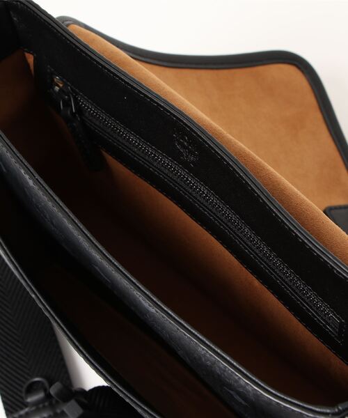 MCM(エムシーエム)の「MCM/エムシーエム/KLASSIK MESSENGER BAG SMALL(メッセンジャーバッグ・レディース・ブラック/ブラウン・F)」の5枚目の写真