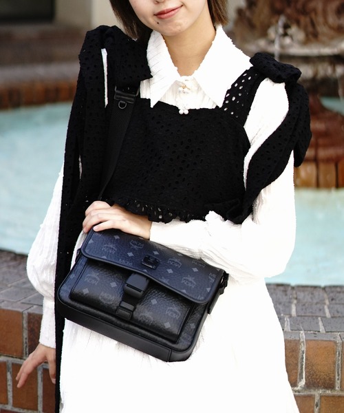 MCM(エムシーエム)の「MCM/エムシーエム/KLASSIK MESSENGER BAG SMALL(メッセンジャーバッグ・レディース・ブラック/ブラウン・F)」の2枚目の写真