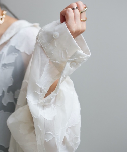 ap retro(アプレトロ)の「シアーフラワーオーバーサイズジャガードシャツ(シャツ/ブラウス・レディース・アイボリー/ブラック・FREE)」の4枚目の写真