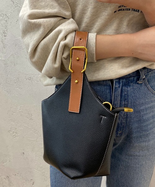 apres jour mignon（アプレジュールミニョン）の「【apresjour mignon×ARIAZ】２WAYベルトバック（ショルダーバッグ・レディース・ブラック/アイボリー・ONESIZE）」の2枚目の写真