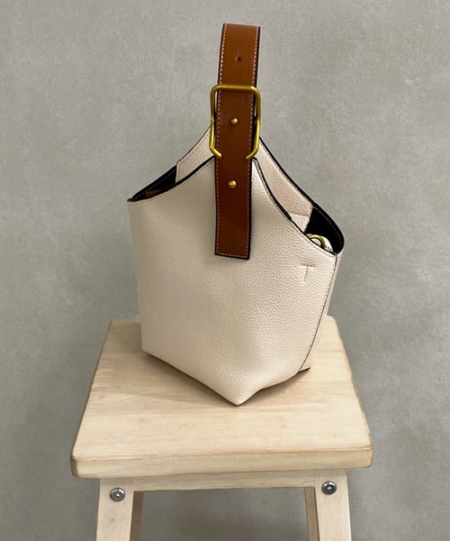 apres jour mignon（アプレジュールミニョン）の「【apresjour mignon×ARIAZ】２WAYベルトバック（ショルダーバッグ・レディース・ブラック/アイボリー・ONESIZE）」の4枚目の写真