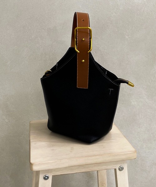 apres jour mignon（アプレジュールミニョン）の「【apresjour mignon×ARIAZ】２WAYベルトバック（ショルダーバッグ・レディース・ブラック/アイボリー・ONESIZE）」の5枚目の写真