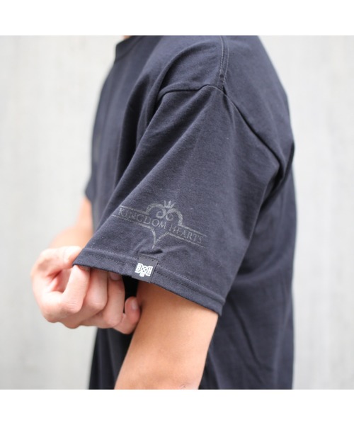 BOUNTY HUNTER（バウンティーハンター）の「キングダムハーツ × バウンティーハンター 王様（ミッキーマウス） Ｔシャツ ブラック×ブラック（Tシャツ/カットソー・メンズ・ブラック×ブラック・L/XL/XXL/S/M）」の7枚目の写真