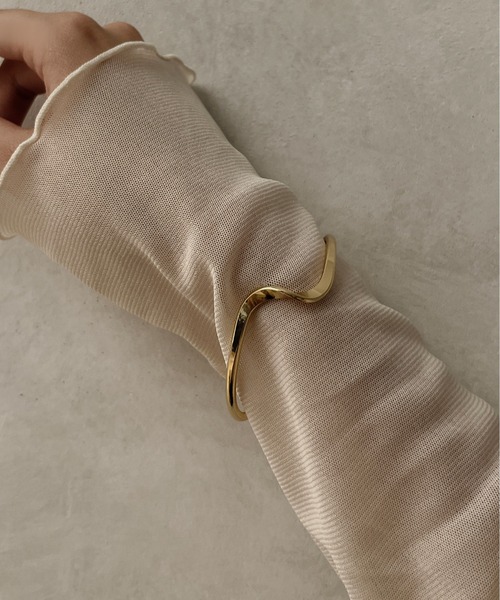 apres jour clair（アプレジュールクレア）の「【apres jour clair×ARIAZ】ウェーブバングル（バングル/リストバンド・レディース・ゴールド/シルバー・FREE）」の2枚目の写真