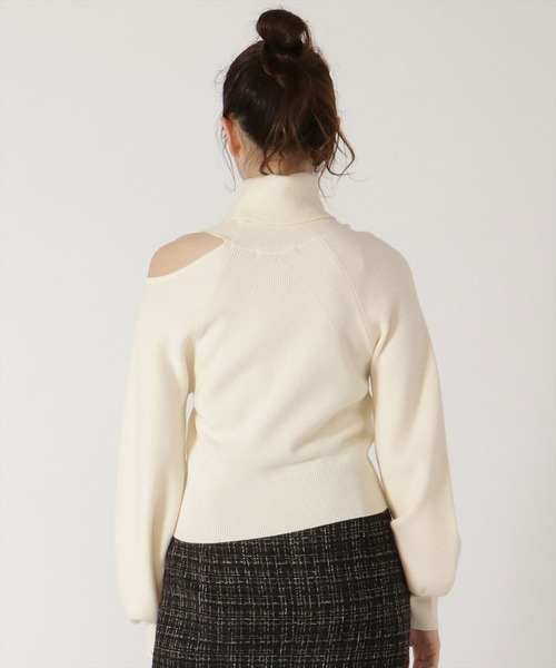 REDYAZEL（レディアゼル）の「肩あきアシメタートルニット（ニット/セーター・レディース・ラベンダー/ブラック/オフホワイト・FREE）」の8枚目の写真