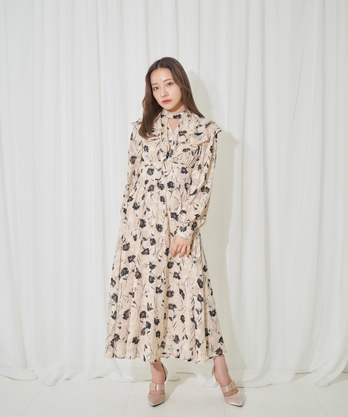 ANDGEEBEE（アンジービー）の「フラワーフリル襟ワンピ（ワンピース・レディース・ブラック/ベージュ・MEDIUM）」の2枚目の写真