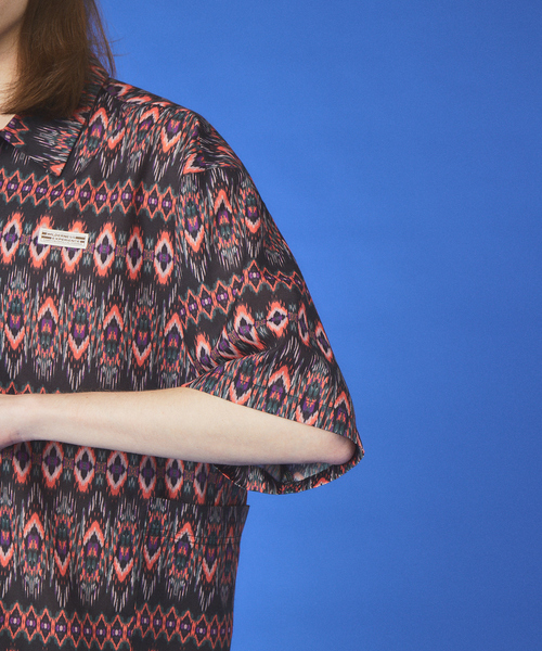 WILDERNESS EXPERIENCE（ウィルダネスエクスペリエンス）の「WILDERNESS EXPERIENCE / ウィルダネスエクスペリエンス  / Peacock pattern open collar shirt // オープンカラーシャツ　/ セットアップ（シャツ/ブラウス・メンズ・ブラック系その他/ブラウン系その他・M/L/XL）」の5枚目の写真