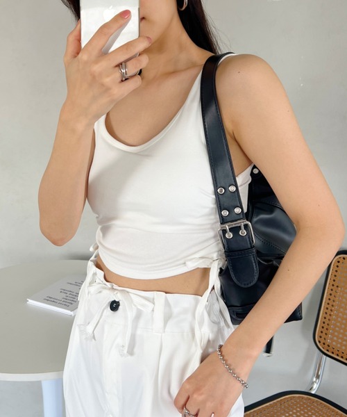 CLEA（クレア）の「サイドシャーリング カップ付きショートタンク（タンクトップ・レディース・ホワイト/ブルー/グレー/オリーブ/ブラック・FREE）」の2枚目の写真