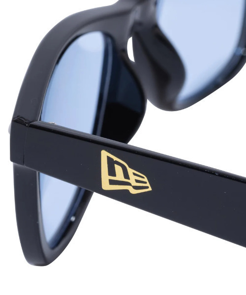 NEW ERA(ニューエラ)の「NEW ERA/ニューエラ サングラス ウェリントン シャイニーブラックフレーム ライトブルーレンズ 13517745(サングラス・メンズ・ブラック×ブルー・FREE)」の4枚目の写真
