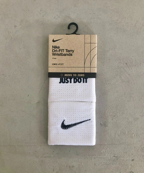 NIKE(ナイキ)の「NIKE(ナイキ)/2個セット スウッシュ ドライフィット テリー リストバンド 2パック(バングル/リストバンド・メンズ・ホワイト/ブラック・FREE)」の6枚目の写真