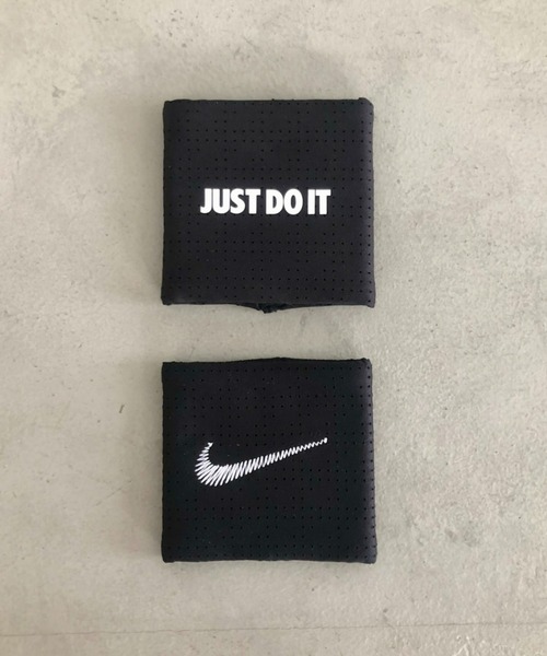 NIKE(ナイキ)の「NIKE(ナイキ)/2個セット スウッシュ ドライフィット テリー リストバンド 2パック(バングル/リストバンド・メンズ・ホワイト/ブラック・FREE)」の4枚目の写真