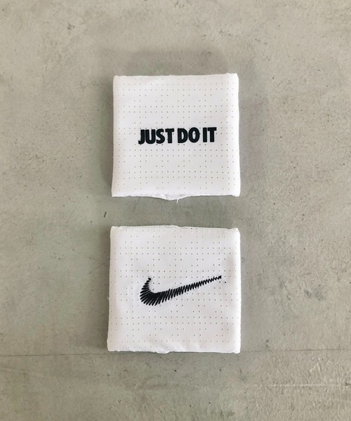 NIKE(ナイキ)の「NIKE(ナイキ)/2個セット スウッシュ ドライフィット テリー リストバンド 2パック(バングル/リストバンド・メンズ・ホワイト/ブラック・FREE)」の5枚目の写真