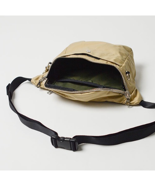 NUNC（ヌンク）の「nunc NN403 Story（ボディバッグ/ウエストポーチ・メンズ・ベージュ・FREE）」の8枚目の写真