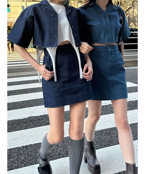 EMODA（エモダ）の「ヘムカットオフショルダークロップドシャツ（シャツ/ブラウス・レディース・インディゴブルー/ブラウン/ブルー・FREE）」の4枚目の写真