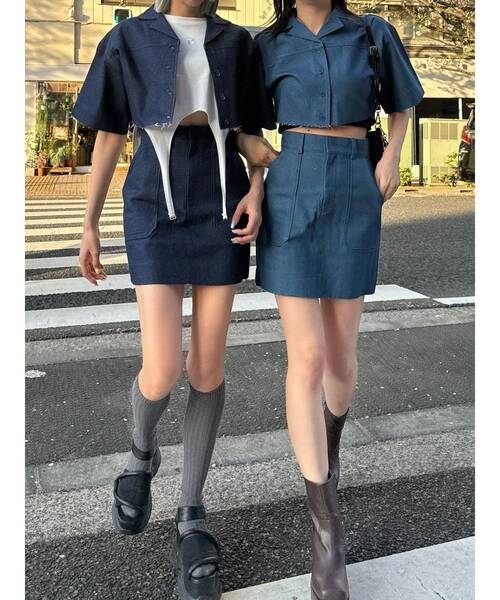 EMODA（エモダ）の「ヘムカットオフショルダークロップドシャツ（シャツ/ブラウス・レディース・インディゴブルー/ブラウン/ブルー・FREE）」の6枚目の写真