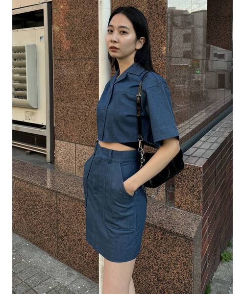 EMODA（エモダ）の「ヘムカットオフショルダークロップドシャツ（シャツ/ブラウス・レディース・インディゴブルー/ブラウン/ブルー・FREE）」の10枚目の写真