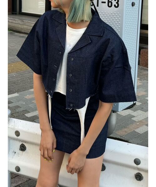 EMODA（エモダ）の「ヘムカットオフショルダークロップドシャツ（シャツ/ブラウス・レディース・インディゴブルー/ブラウン/ブルー・FREE）」の17枚目の写真