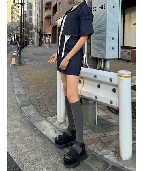 EMODA（エモダ）の「ヘムカットオフショルダークロップドシャツ（シャツ/ブラウス・レディース・インディゴブルー/ブラウン/ブルー・FREE）」の20枚目の写真