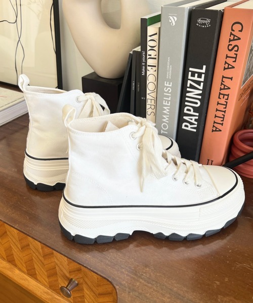 moment+(モーメントプラス)の「ボリューム厚底ハイカットスニーカー(スニーカー・レディース・ブラック/アイボリー/ベージュ/ピンク/シルバー・M/S/LL/L)」の6枚目の写真