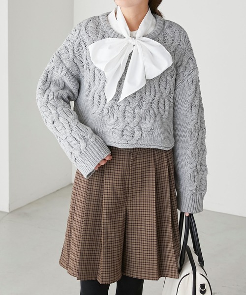 BONLECILL(ボンルシール)の「Vラインケーブル編み ショート丈ニットプルオーバー(ニット/セーター・レディース・ブラック/ブルー/アイボリー/グレー/レッド・FREE)」の20枚目の写真