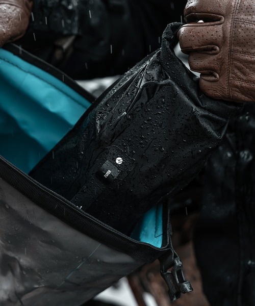 Matador(マタドール)の「Matador/マタドール Flatpak Dry Bag/フラットバッグ 2L(トラベルグッズ・メンズ・ブラック・FREE)」の6枚目の写真